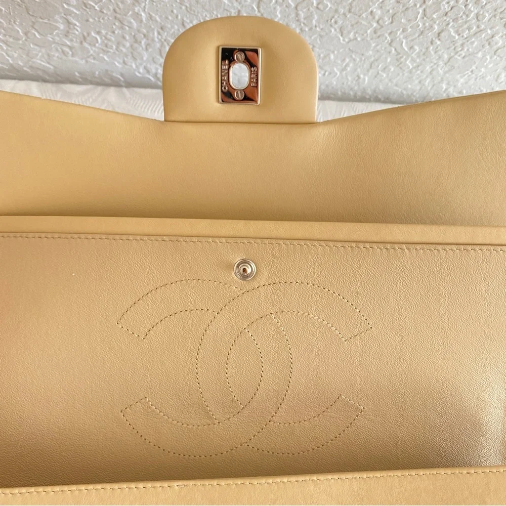 CHANEL Timeless Jumbo double flap shoulder bag in beige yellow patent le…